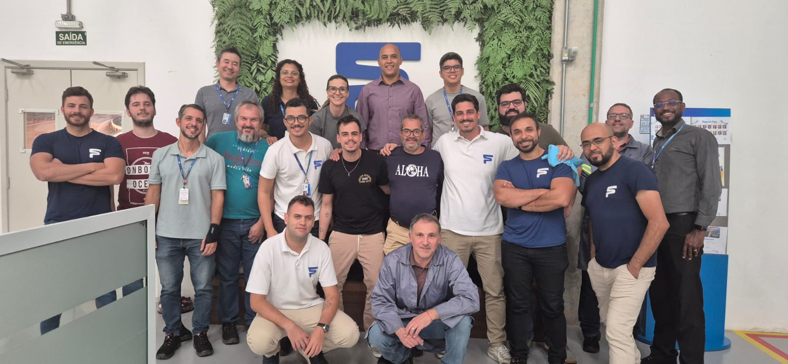 Equipe em treinamento técnico sobre análise de risco