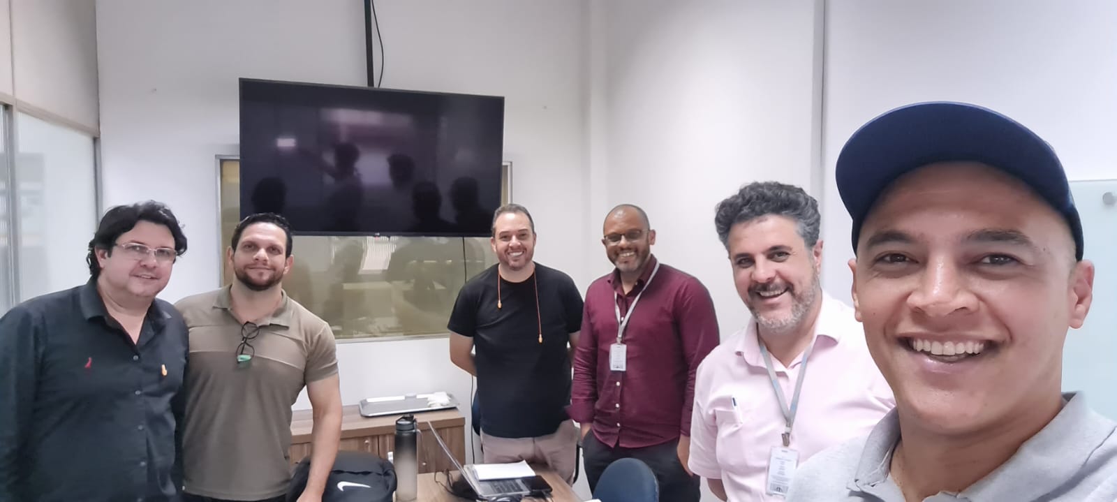 Profissionais reunidos para análise de processos industriais