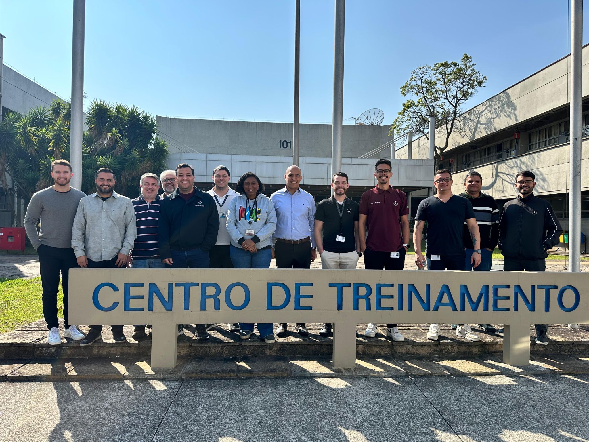 Equipe reunida em centro de treinamento durante programa corporativo
